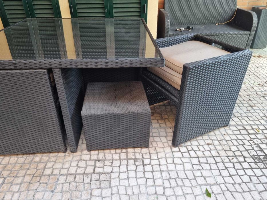 Mesa com bancos e almofadas em perfeitas condições