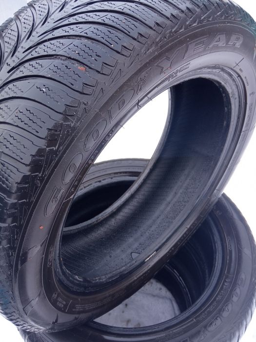 Комплект зимової гуми 215/55/17.