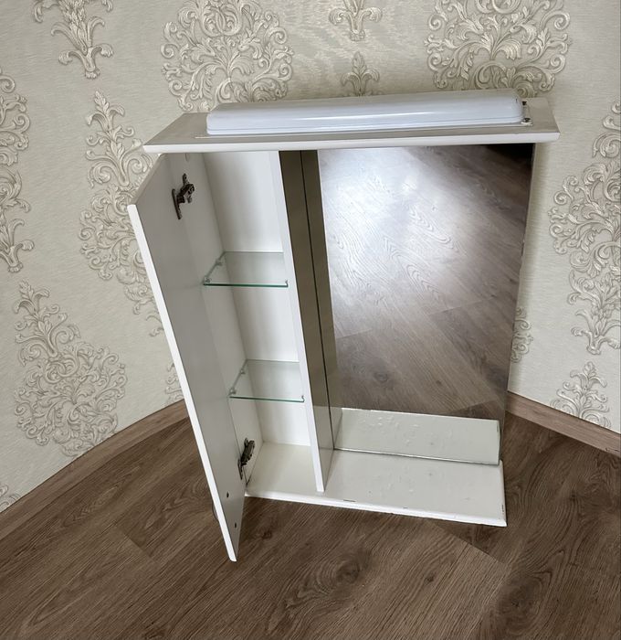 Нависна тумба з полицями та дзеркалом  в ванну кімнату