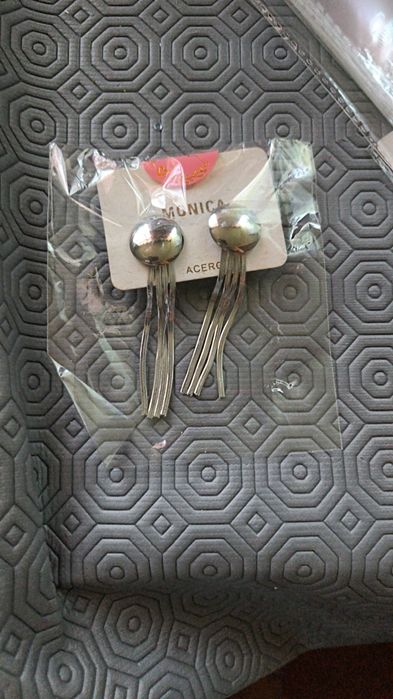 Brincos em aço cada par