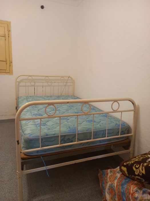 Cama de ferro antiga