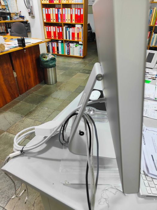 Apple Cinema Display 20 polegadas, estado como novo.