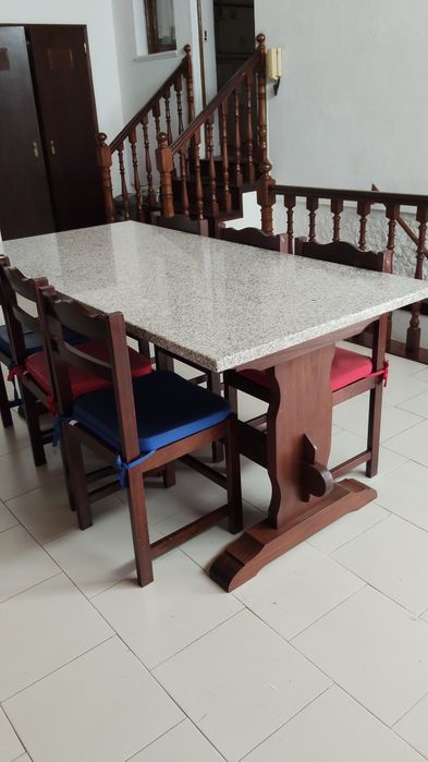Mesa de mogno e granito