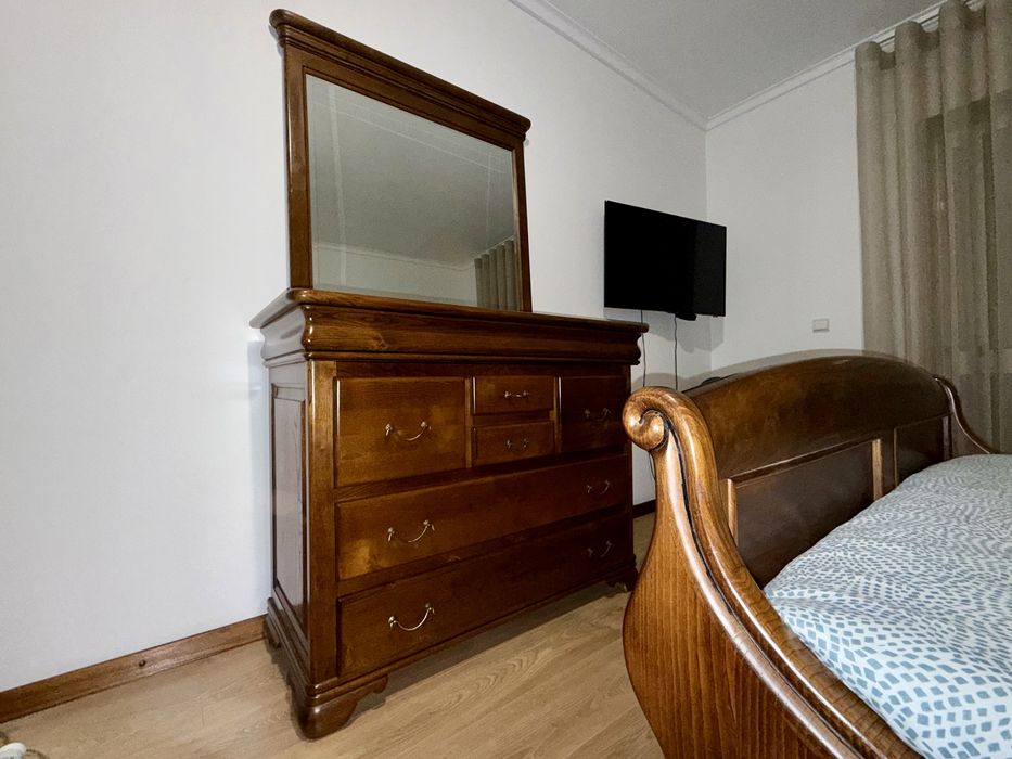 Cama + cómoda + mesas cabeceira