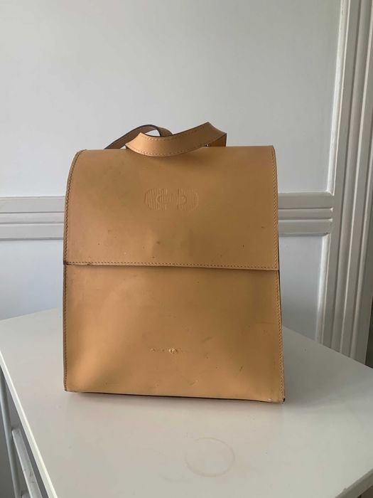 Mochila em pele em bom estado