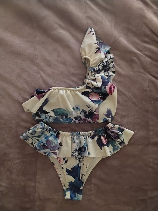 Biquini floral em rosa, azul e roxo