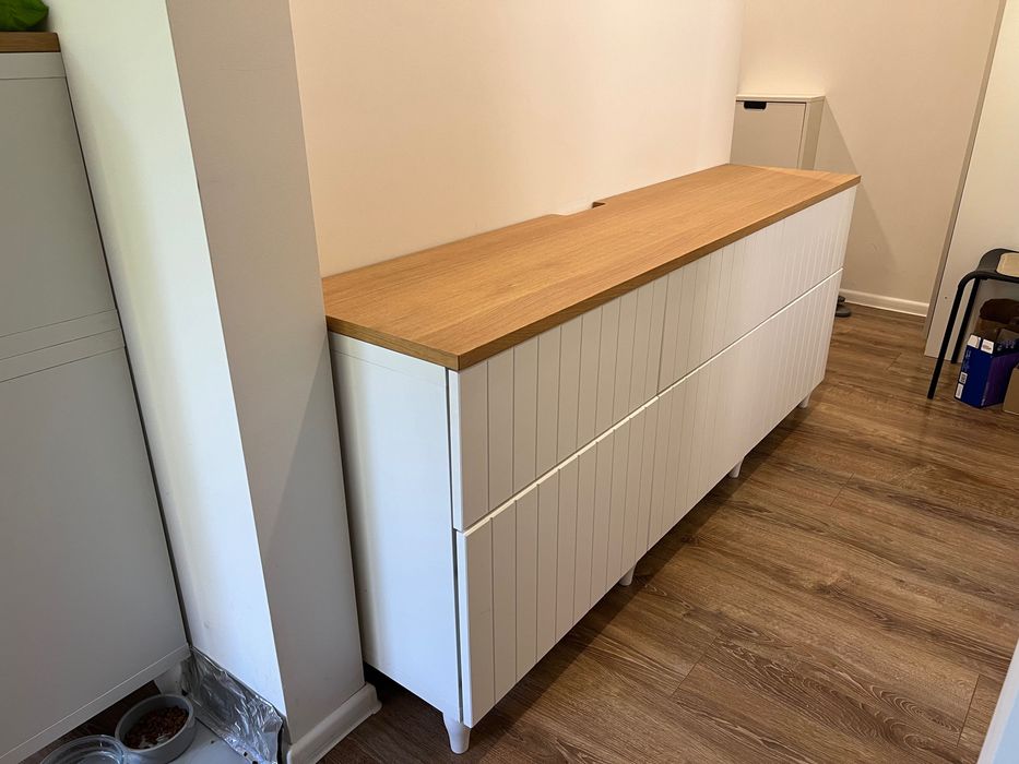 Szafka pod TV IKEA BESTÅ Västerviken 180 cm | Biała, blat dąb