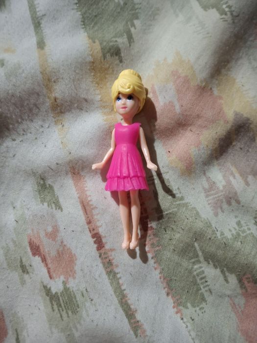 Boneca pequena e bonita