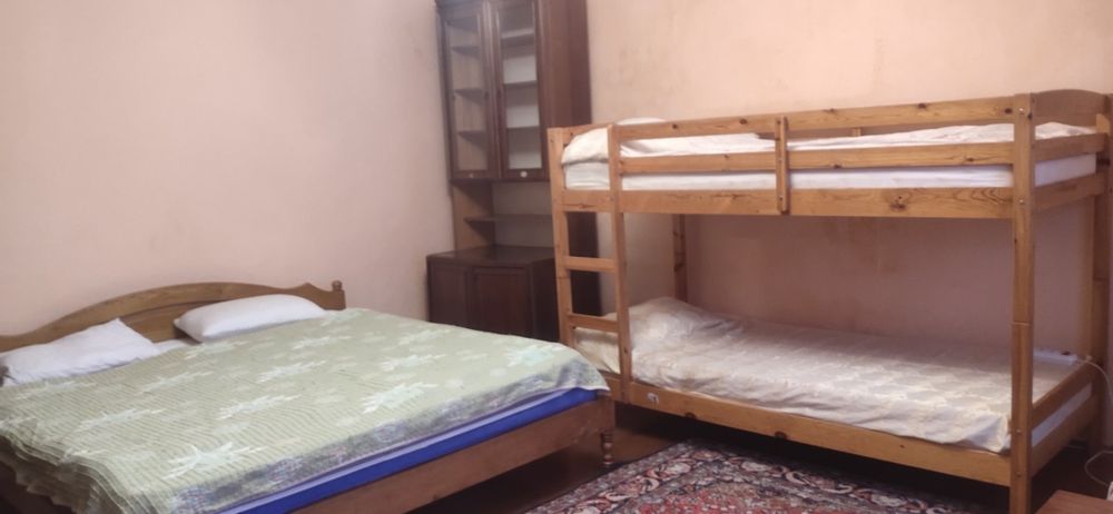 2 кімнати, двір на 2 авто, 2 конвектори.