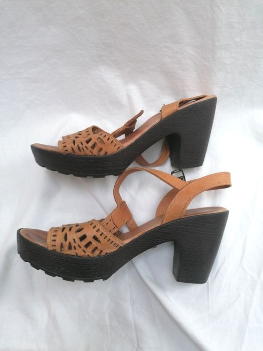 Sandálias Castanhas de Salto