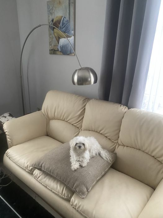 Modna lampa do salonu. Podstawa marmurowa.