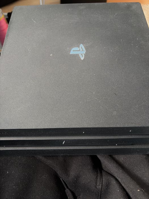 PS4 pro z kablami (wyczyszczona)