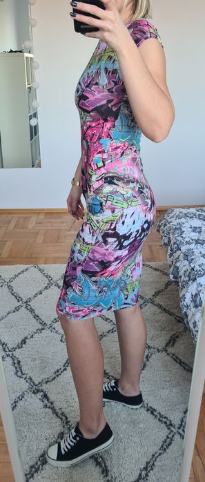 Dopasowana kolorowa sukienka midi sportowa tuba graffiti 36/S