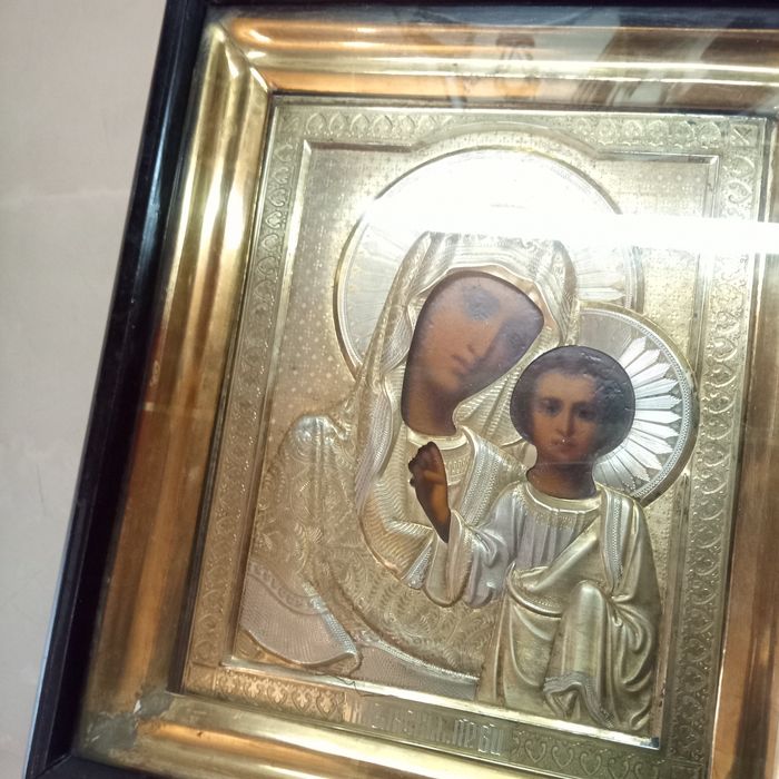 Продам икону в киоте.