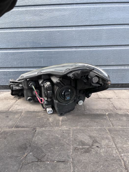 Prawa lampa xenon soczewka Toyota Yaris III Lift UK