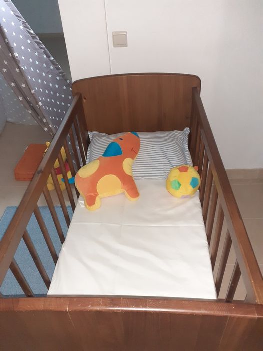 Berço de grades em madeira maciça, com colchão incluído