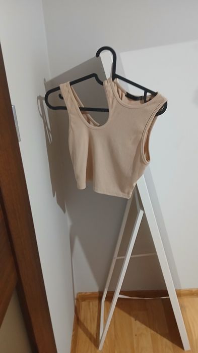 Top beżowy z wycięciami