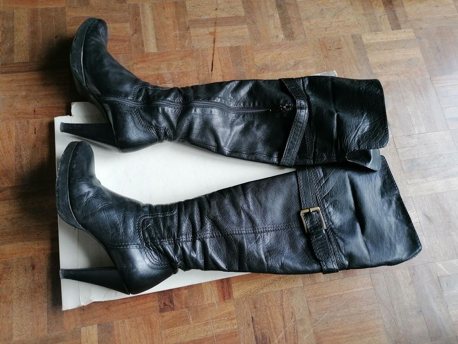 Botas em pele de salto e cano altos