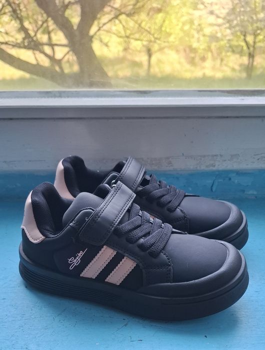 Дитячи кросівки для дівчинки