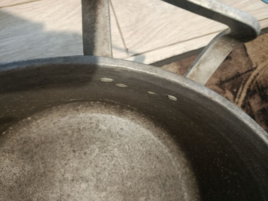 Большая алюминевая кастрюля