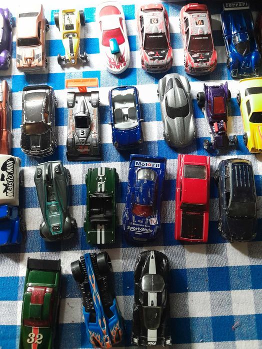 Coleção de 65 carrinhos da marca " Hotwheels "