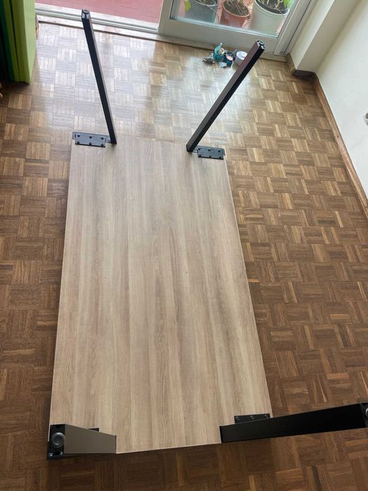 Mesa de jantar da marca The Masie, com 160 x 90 cm