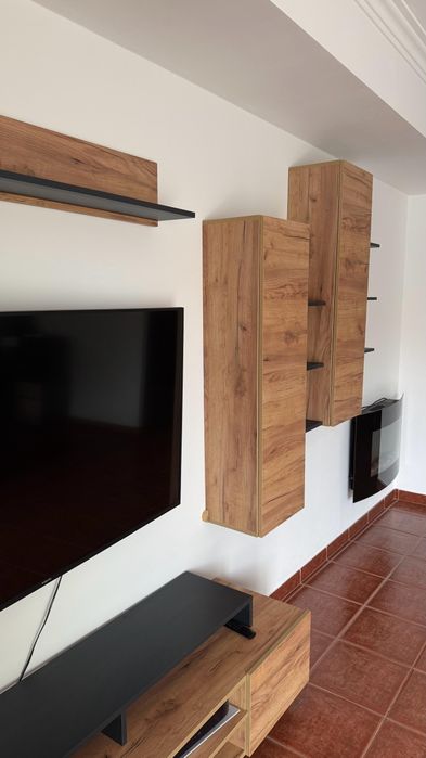 Móvel de sala TV (madeira e preto)