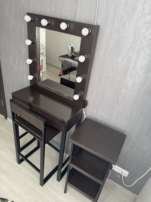 Гримерное зеркало, столик для макияжа