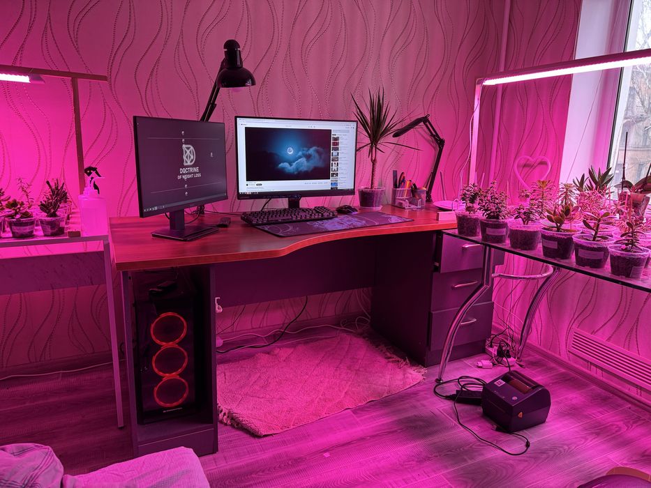 Продам офисный-компьютерный стол.