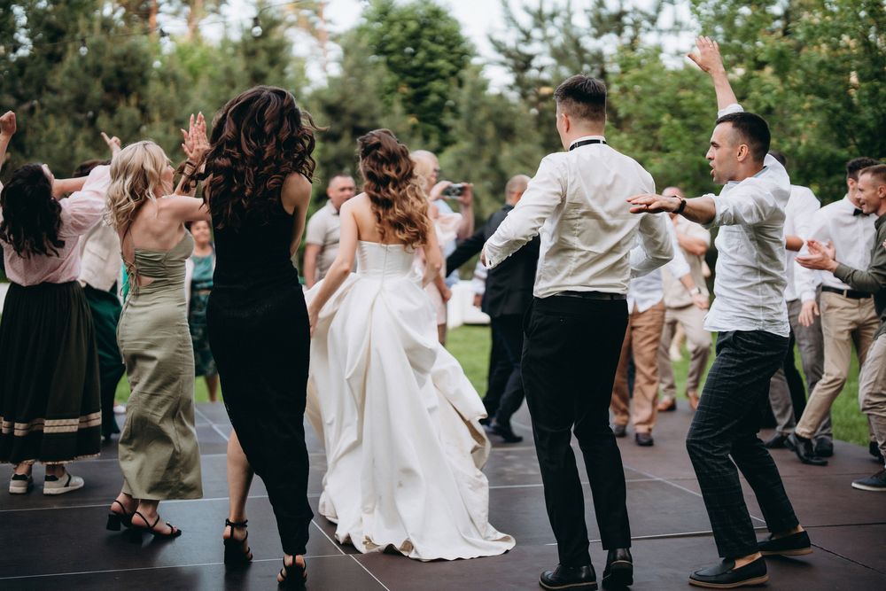 Весільна сукня з відкритими плечима