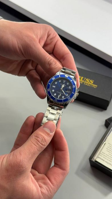 Класичний годинник який фокусує погляд