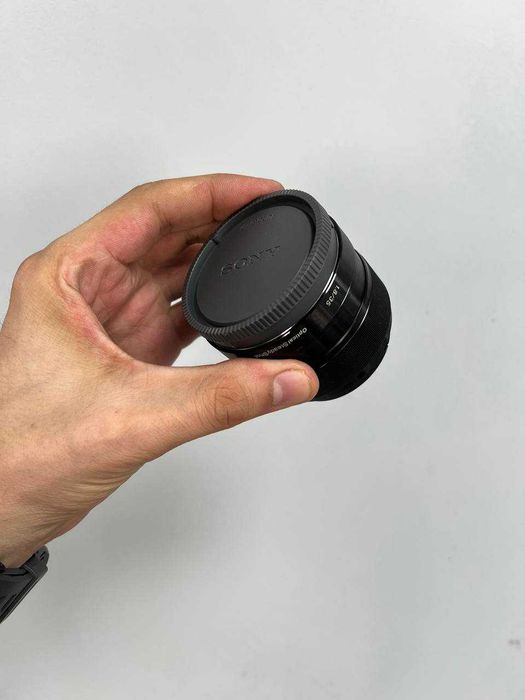 Обʼєктив Sony E 35mm f/1.8 OSS (SEL35F18) для кроп Sony E-mount
