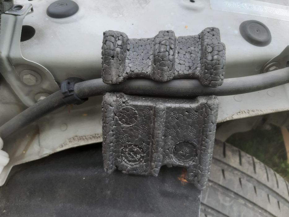 BMW F10 F11 pianka styropian mocowanie dystans pod błotnik przód