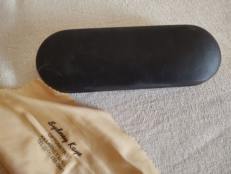 Eleganckie satynowe etui na okulary z RPA, drogi optyk