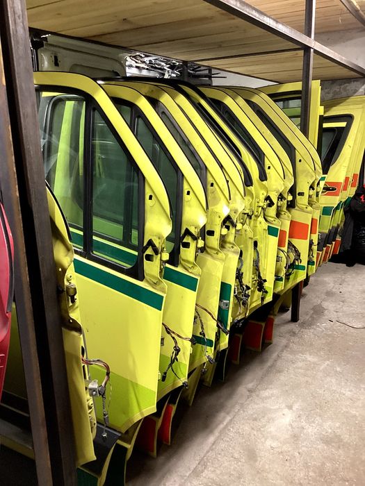 Двері передні жовті Mercedes Sprinter 906 Volkswagen Crafter