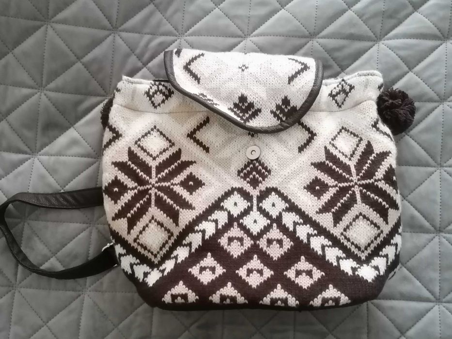 Malas em couro e malha