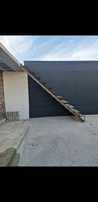 Escada de ferro  e chapa antiderrapante