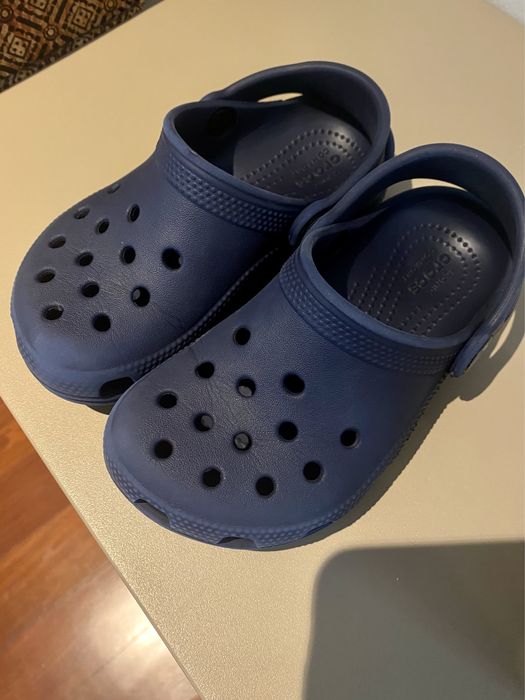 Crocs azuis escuros Tam C10