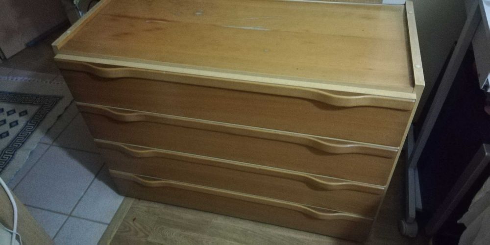 Comoda com 4 gavetas