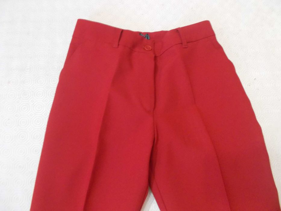 calças de cor vermelha