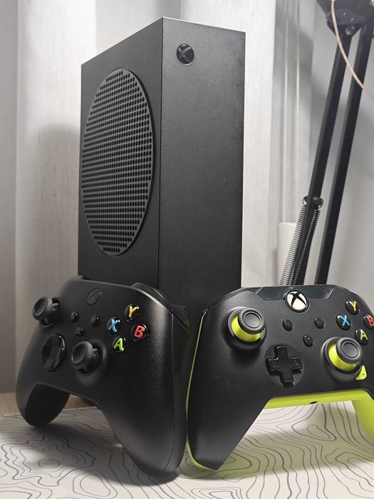 Xbox Series S 1TB Preta + 2 Comandos | Caixa Original