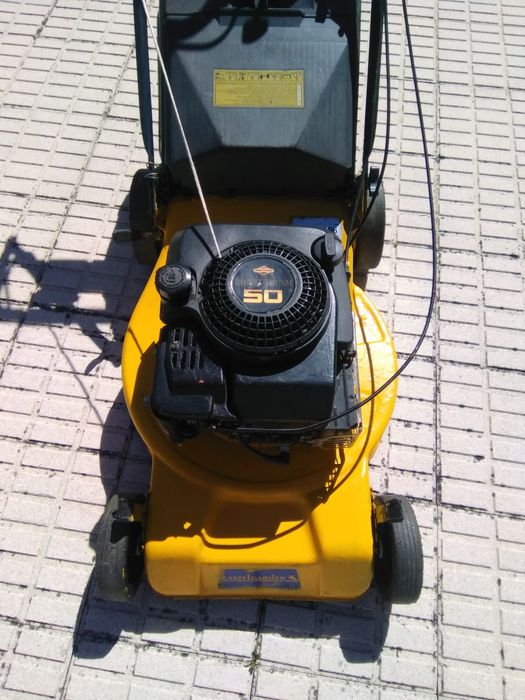 Máquina de cortar relva gasolina em muito bom estado de conservação.