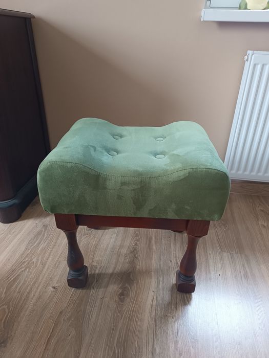 Szafa przesuwna, puf zielony