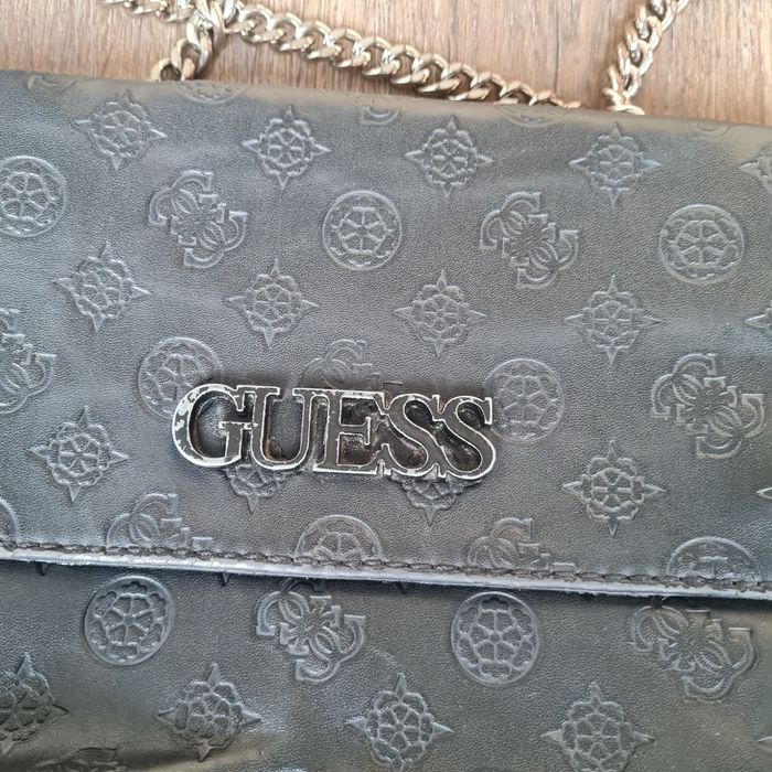 Guess torebka na ramię można regulować czarna logo zniszczona