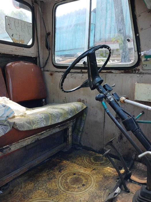 Саморобний трактор з плугами та причепом