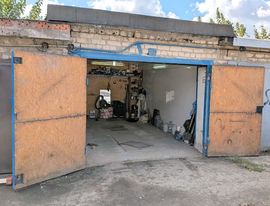 Капітальний гараж біля тролейбусного депо в кінці Правди