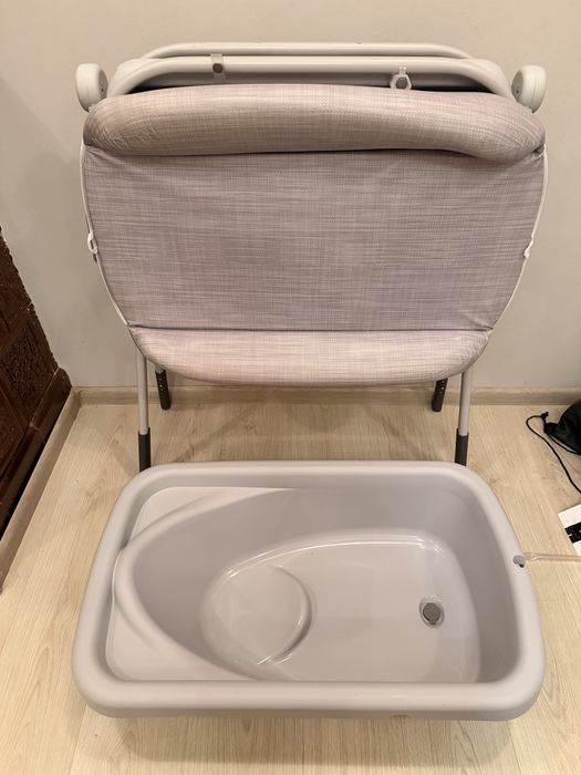 Ванночка і пеленальний столик