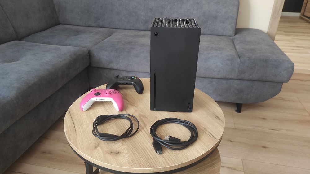 Xbox Series X 1TB (z 2023 r.) - stan idealny - chodzi jak nowy