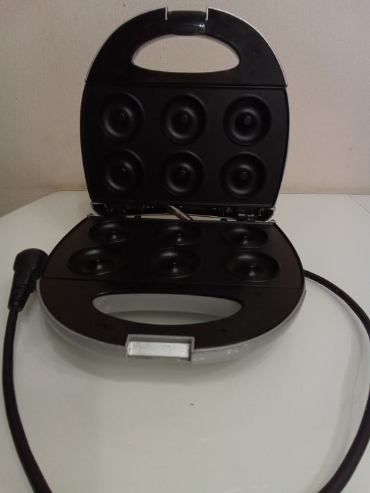 Продам  апарат Clatronic DM 3127 б/у для виготовлення пончиків ,280 гр