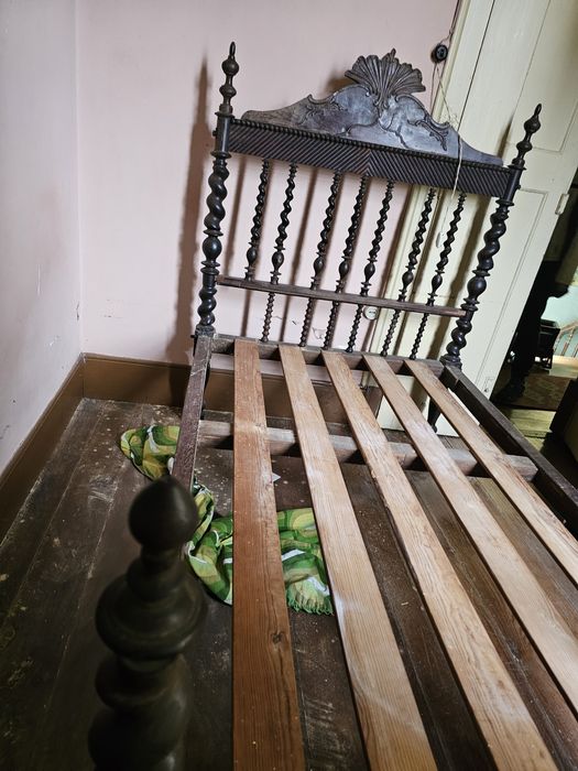 Cama solteiro antiga